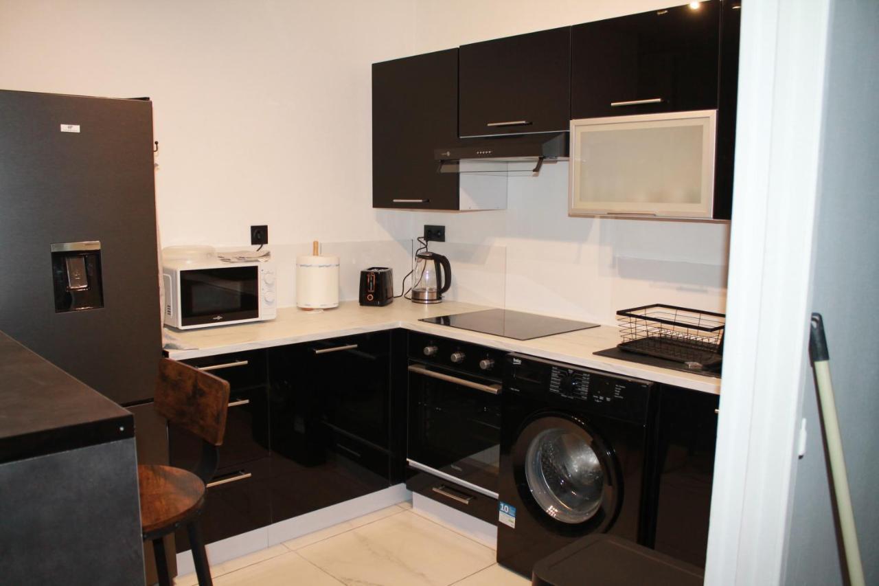Apartment Black And White Cosy