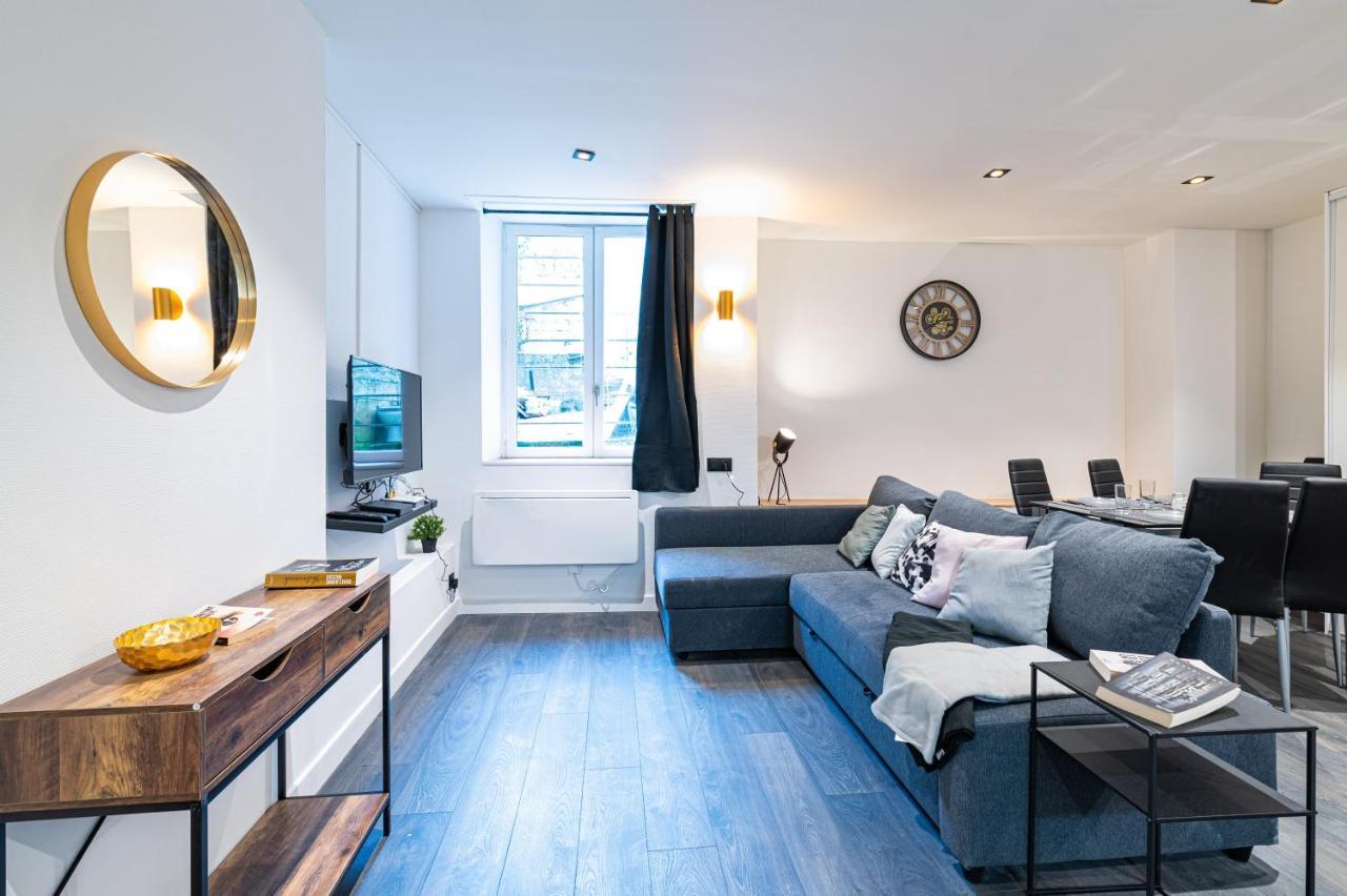 Black And White Cosy Apartment